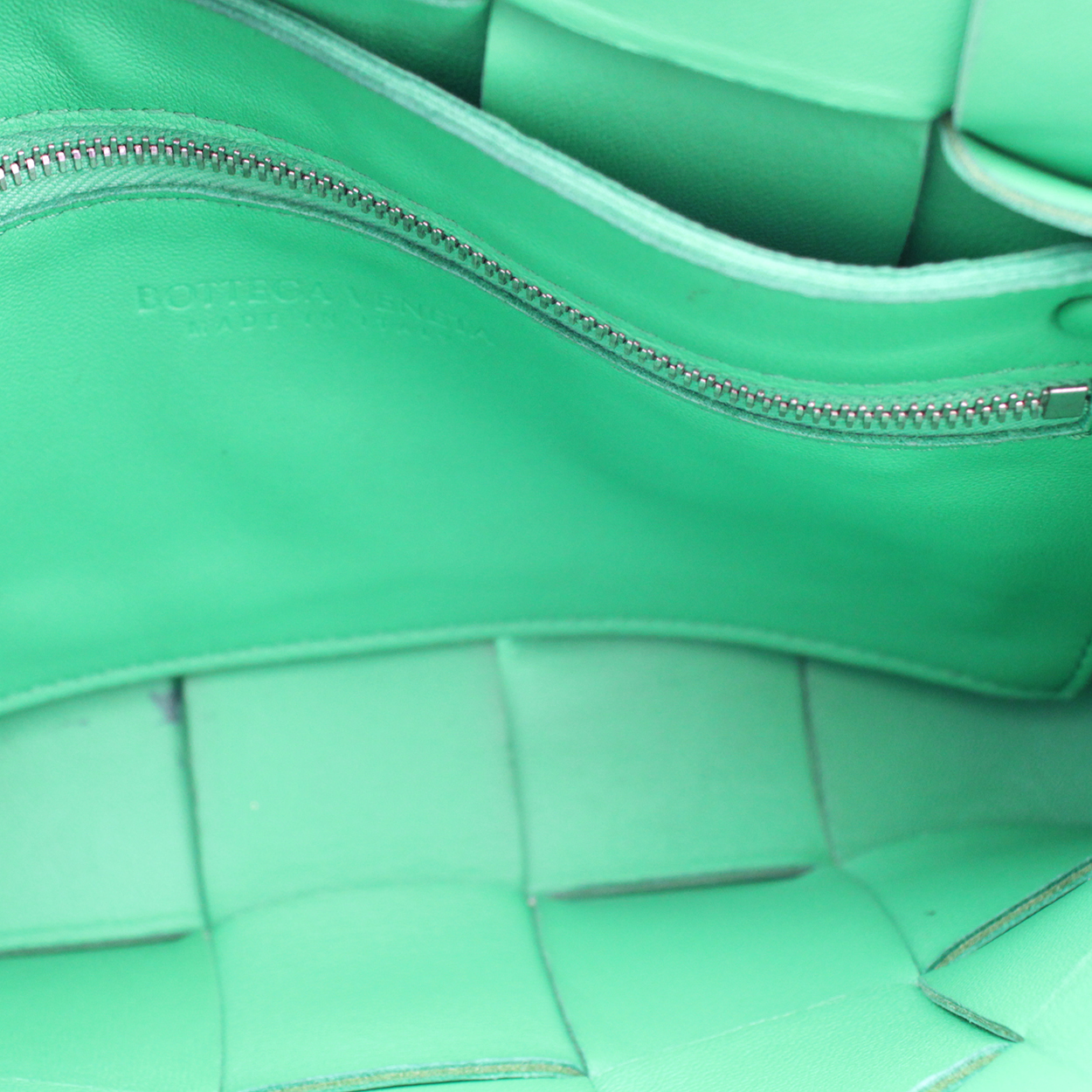 BOTTEGA VENETA Leather Cassette Bag Green | Luxity
