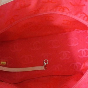 https://dbiyorq10n2b9.cloudfront.net/product-images/BAGCH116/CHANEL-Quilted-Leather-Ligne-Cambon-Large-Tote-White-interior-2.jpg.webp