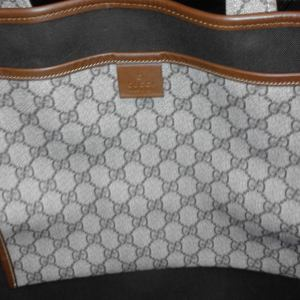 https://dbiyorq10n2b9.cloudfront.net/product-images/BAGGUC326/GUCCI-GG-Supreme-Large-Tote-close-up.jpg.webp