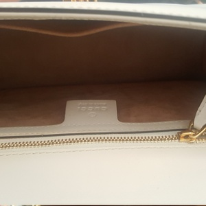 https://dbiyorq10n2b9.cloudfront.net/product-images/BAGGUC465/GUCCI-Leather-Sylvie-Small-Shoulder-Bag-Off-White-465-interior.jpg.webp