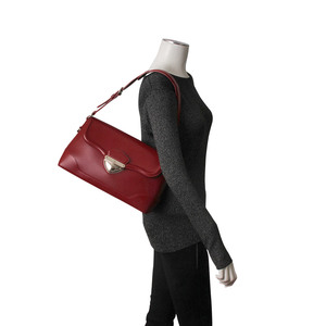 https://dbiyorq10n2b9.cloudfront.net/product-images/BAGLV0029/LOUIS-VUITTON-Epi-Bagatelle-Red-mannequin.jpg.webp