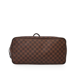https://dbiyorq10n2b9.cloudfront.net/product-images/BAGLV0252/LOUIS-VUITTON-Damier-Ebene-Neverfull-GM-bottom.jpg.webp