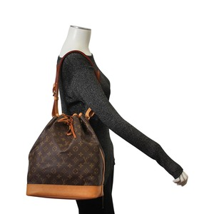 https://dbiyorq10n2b9.cloudfront.net/product-images/BAGLV0294/LOUIS-VUITTON-Monogram-Noe-mannequin.jpg.webp