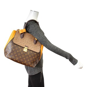 https://dbiyorq10n2b9.cloudfront.net/product-images/BAGLV0328/LOUIS-VUITTON-Monogram-Ostrich-Lizard-Majestueux-Tote-MM-Limited-Edition-Mannequin-2.jpg.webp