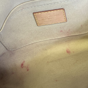 https://dbiyorq10n2b9.cloudfront.net/product-images/BAGLV0985/LOUIS-VUITTON-Damier-Azur-Favorite-PM.jpg.webp
