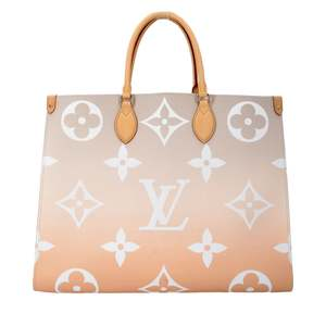 https://dbiyorq10n2b9.cloudfront.net/product-images/BAGLV1372/LOUIS-VUITTON-Giant-Monogram-By-The-Pool-OnTheGo-MM_4.jpg.webp