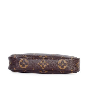 https://dbiyorq10n2b9.cloudfront.net/product-images/BAGLV207/LOUIS-VUITTON-Monogram-Pochette-bottom.jpg.webp
