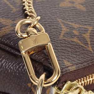 https://dbiyorq10n2b9.cloudfront.net/product-images/BAGLV207/LOUIS-VUITTON-Monogram-Pochette-hardware-close-up.jpg.webp
