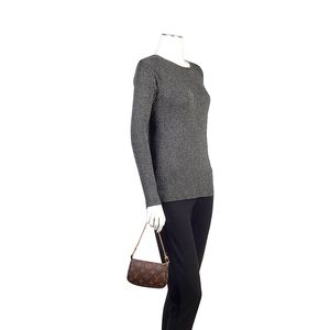 https://dbiyorq10n2b9.cloudfront.net/product-images/BAGLV207/LOUIS-VUITTON-Monogram-Pochette-mannequin.jpg.webp