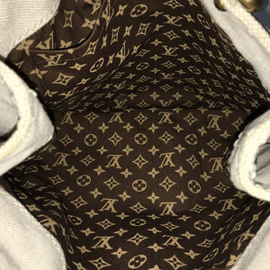 https://dbiyorq10n2b9.cloudfront.net/product-images/BAGLV227/LOUIS-VUITTON-Red-Toile-Globe-Shopper-Cabas-PM-Limited-Edition-interior2.jpg.webp