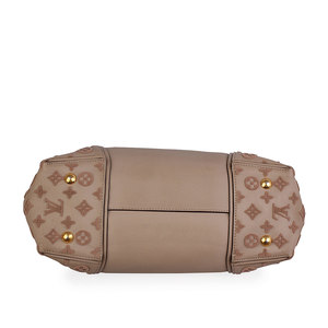https://dbiyorq10n2b9.cloudfront.net/product-images/BAGLV480/LOUIS-VUITTON-Calfskin-Cachemire-W-PM-Galet-Beige-bottom.jpg.webp
