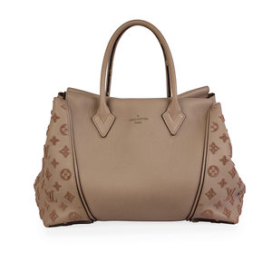 https://dbiyorq10n2b9.cloudfront.net/product-images/BAGLV480/LOUIS-VUITTON-Calfskin-Cachemire-W-PM-Galet-Beige-front.jpg.webp
