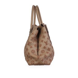 https://dbiyorq10n2b9.cloudfront.net/product-images/BAGLV480/LOUIS-VUITTON-Calfskin-Cachemire-W-PM-Galet-Beige-side-1.jpg.webp
