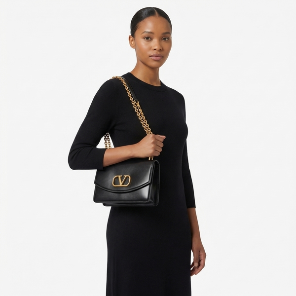 Leather Vain Medium Shoulder Bag Black