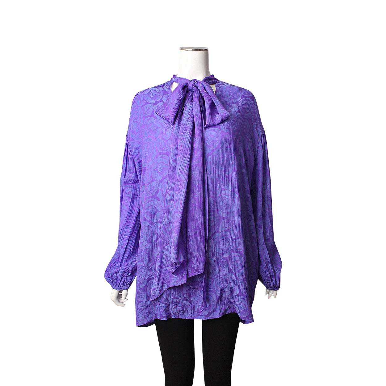 https://dbiyorq10n2b9.cloudfront.net/product-images/CAPPCHL0003/CHLOE-Viskose-Silk-Floral-Blouse-Bluish-Violet_1.jpg.webp