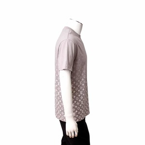 https://dbiyorq10n2b9.cloudfront.net/product-images/CAPPLV0058/LOUIS-VUITTON-Cotton-Monogram-Gradient-T-Shirt-Grey-3.jpg.webp