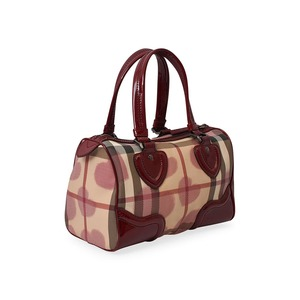 https://dbiyorq10n2b9.cloudfront.net/product-images/CBAGBUR0060/BURBERRY-Patent-Heart-Print-Boston-Bag-Pink-angle.jpg.webp