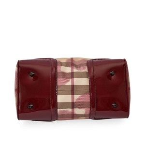 https://dbiyorq10n2b9.cloudfront.net/product-images/CBAGBUR0060/BURBERRY-Patent-Heart-Print-Boston-Bag-Pink-bottom.jpg.webp