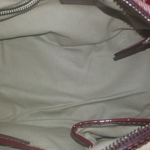 https://dbiyorq10n2b9.cloudfront.net/product-images/CBAGBUR0060/BURBERRY-Patent-Heart-Print-Boston-Bag-Pink-interior1.jpg.webp