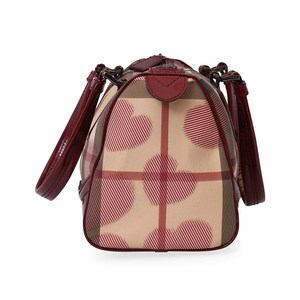 https://dbiyorq10n2b9.cloudfront.net/product-images/CBAGBUR0060/BURBERRY-Patent-Heart-Print-Boston-Bag-Pink-side1.jpg.webp