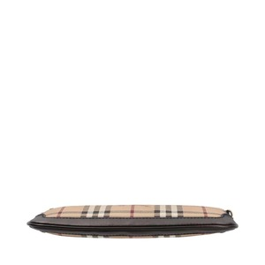 https://dbiyorq10n2b9.cloudfront.net/product-images/CBAGBUR0246/BURBERRY-Haymarket-Check-Peyton-Crossbody-Bag-Beige-Brown_6.jpg.webp