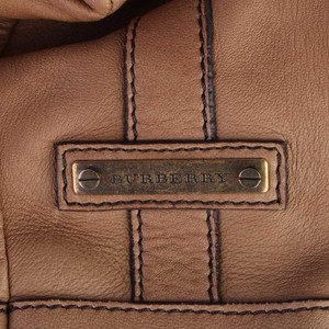 https://dbiyorq10n2b9.cloudfront.net/product-images/CBAGBUR144/BURBBERY-Soft-Leather-Belted-Tote-close-up-1.jpg.webp