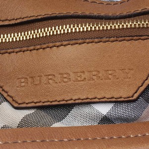 https://dbiyorq10n2b9.cloudfront.net/product-images/CBAGBUR144/BURBBERY-Soft-Leather-Belted-Tote-close-up-2.jpg.webp