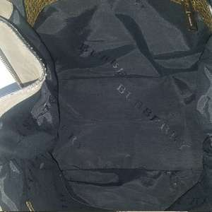 https://dbiyorq10n2b9.cloudfront.net/product-images/CBAGBUR221/BURBERRY-Suede-and-Leather-Medium-Callaghan-Green-interior.jpg.webp