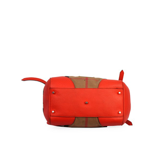 https://dbiyorq10n2b9.cloudfront.net/product-images/CBAGBUR230/BURBERRY-House-Check-Canterbury-Tote-Orange-bottom.jpg.webp