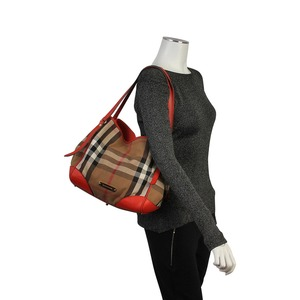 https://dbiyorq10n2b9.cloudfront.net/product-images/CBAGBUR230/BURBERRY-House-Check-Canterbury-Tote-Orange-mannequin.jpg.webp