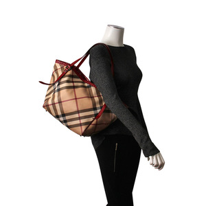 https://dbiyorq10n2b9.cloudfront.net/product-images/CBAGBUR242/BURBERRY-Check-Canterbury-Tote-Red-mannequin.jpg.webp