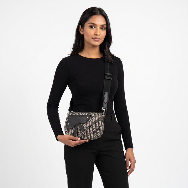 Oblique Saddle Messenger Pouch Beige/Black