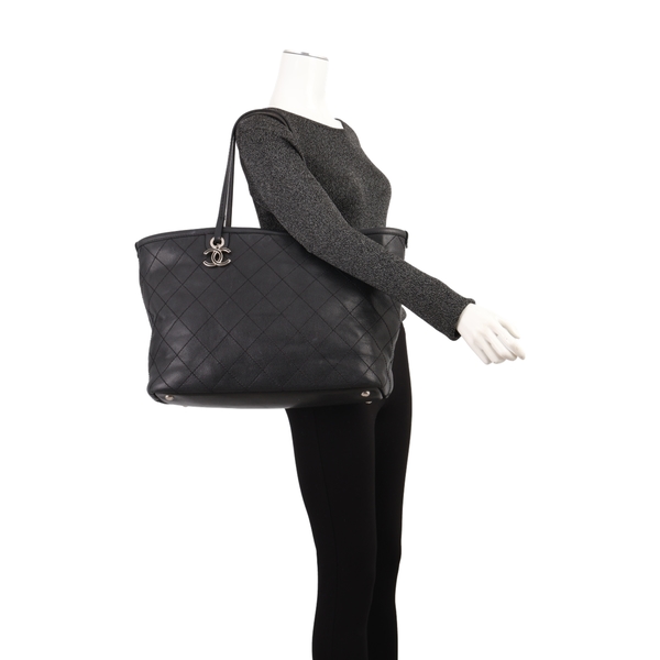 Caviar Quilted Fever Shopping Tote Black