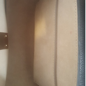https://dbiyorq10n2b9.cloudfront.net/product-images/CBAGCHL123/CHLOE-Pebbled-Leather-Mini-Drew-Bag-Black-interior.jpg.webp