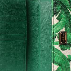 https://dbiyorq10n2b9.cloudfront.net/product-images/CBAGDG0070/DOLCE-GABBANA-Leather-Miss-Sicily-Banana-Leaf-Von-Wallet-On-Chain-Green_7.jpg.webp