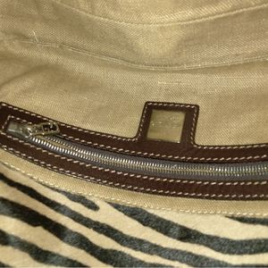 https://dbiyorq10n2b9.cloudfront.net/product-images/CBAGFEN0024/FENDI-Calf-Hair-Baguette-Zebra-Print-interior.jpeg.webp
