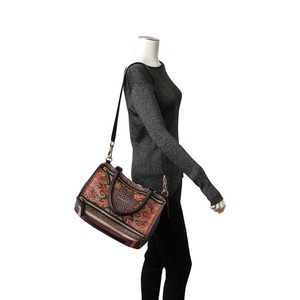 https://dbiyorq10n2b9.cloudfront.net/product-images/CBAGGIV0003/GIVENCHY-Leather-Pandora-Medium-Tote-Multicolour-mannequin.jpg.webp