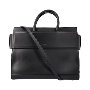 https://dbiyorq10n2b9.cloudfront.net/product-images/CBAGGIV0010/GIVENCHY-Leather-Medium-Horizon-Tote-Black_1.jpg.webp