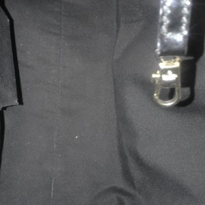 https://dbiyorq10n2b9.cloudfront.net/product-images/CBAGGUC340/GUCCI-Patent-Leather-D-Ring-Satchel-Black-interior.jpg.webp