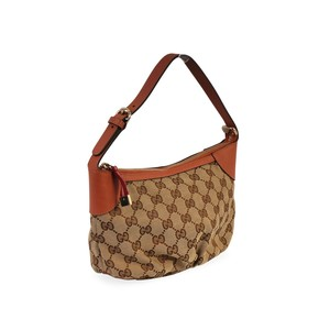 https://dbiyorq10n2b9.cloudfront.net/product-images/CBAGGUC441/GUCCI-Signature-GG-Pochette-angle.jpg.webp
