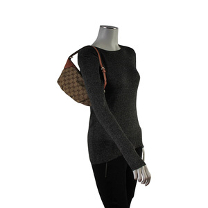 https://dbiyorq10n2b9.cloudfront.net/product-images/CBAGGUC441/GUCCI-Signature-GG-Pochette-mannequin.jpg.webp