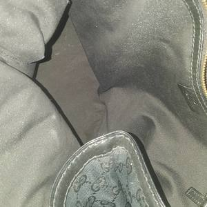 https://dbiyorq10n2b9.cloudfront.net/product-images/CBAGGUC454/GUCCI-GG-Jockey-Medium-Tote-Black-interior.jpg.webp