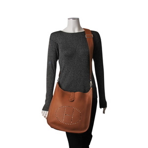https://dbiyorq10n2b9.cloudfront.net/product-images/CBAGHER0001/HERMES-Clemence-Evelyne-III-GM-Tabaco-mannequin.jpg.webp