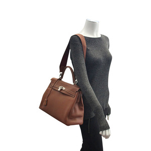 https://dbiyorq10n2b9.cloudfront.net/product-images/CBAGHER0009/HERMES-Taurillon-Clemence-Retourne-Kelly-35-Mannequin-2.jpg.webp