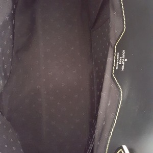 https://dbiyorq10n2b9.cloudfront.net/product-images/CBAGLV0020/LOUIS-VUITTON-Suhali-LAbsolu-de-Voyage-Black-interior.jpg.webp