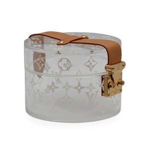 https://dbiyorq10n2b9.cloudfront.net/product-images/CBAGLV0126/LOUIS-VUITTON-Transparent-Plexiglass-Box-Scott-angle.jpg.webp