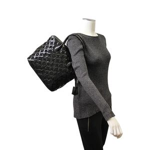 https://dbiyorq10n2b9.cloudfront.net/product-images/CBAGLV0138/LOUIS-VUITTON-Vernis-Fascination-Lockit-Tote-Black-Limited-Edition-mannequin.jpg.webp