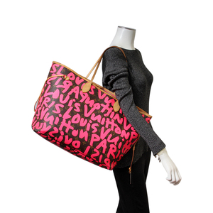 https://dbiyorq10n2b9.cloudfront.net/product-images/CBAGLV0344/LOUIS-VUITTON-Monogram-Stephen-Sprouse-Graffiti-Neverfull-GM-Limited-Edition-Mannequin.jpg.webp