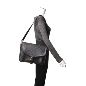 https://dbiyorq10n2b9.cloudfront.net/product-images/CBAGLV1962/LOUIS-VUITTON-Taigarama-Messenger-Bag-Black.jpg.webp
