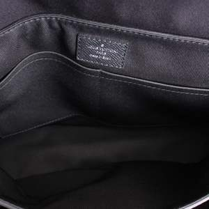 https://dbiyorq10n2b9.cloudfront.net/product-images/CBAGLV1962/LOUIS-VUITTON-Taigarama-Messenger-Bag-Black_7.jpg.webp